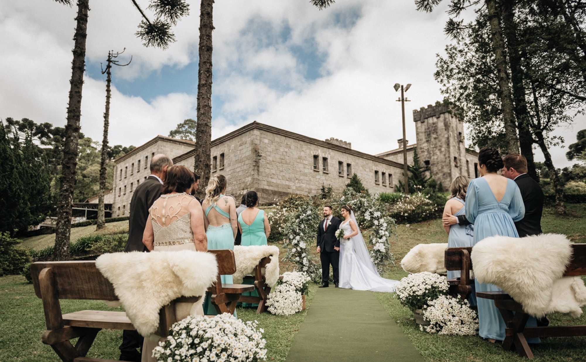 Cerimônia externa com vista para o castelo