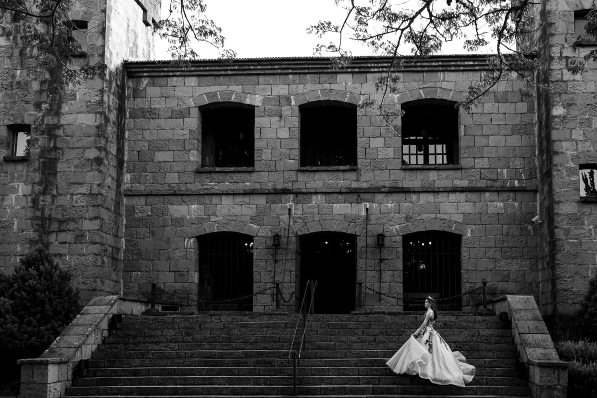 Debutante na escada do castelo