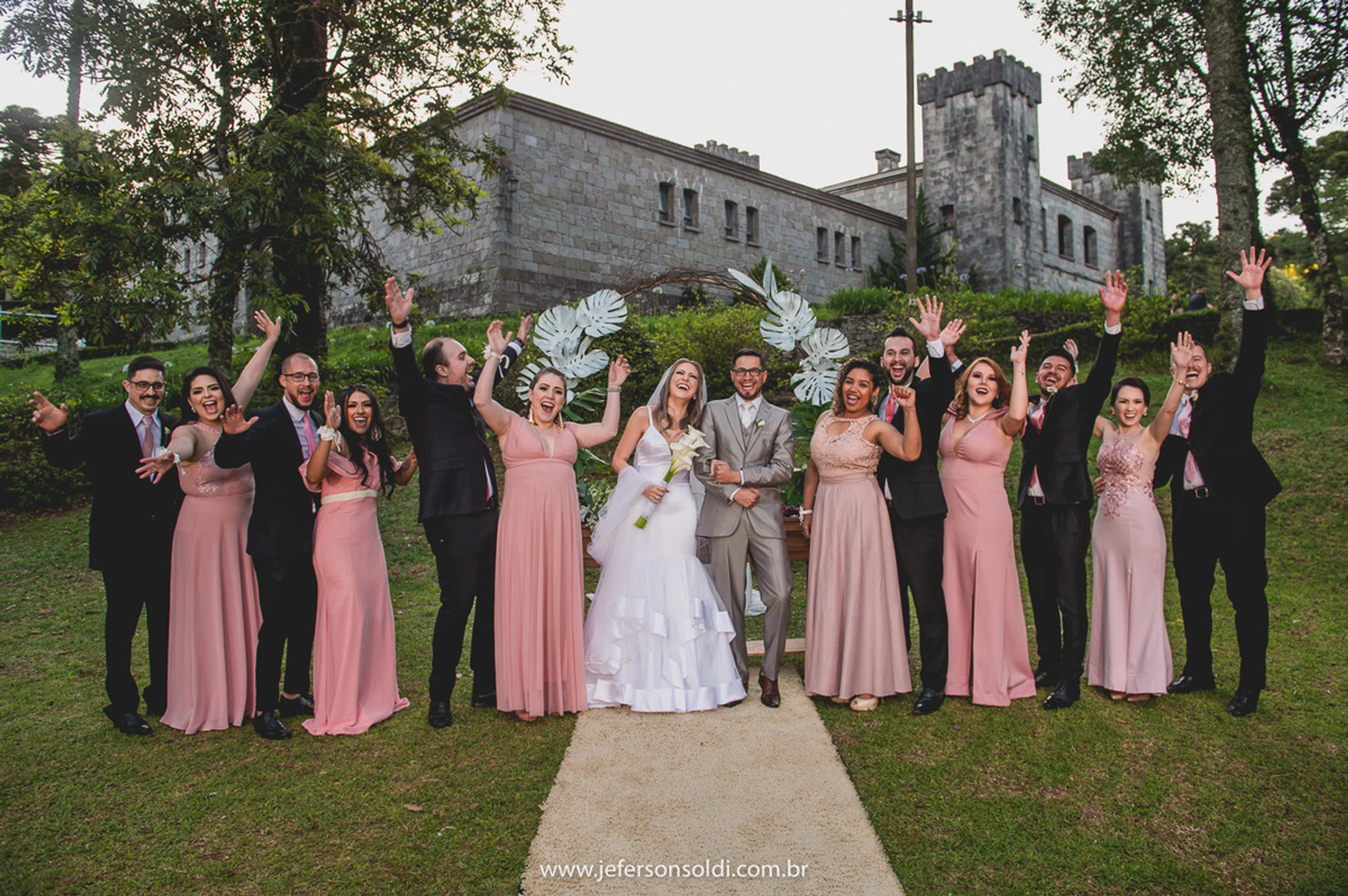 Grupo celebrando em frente ao castelo