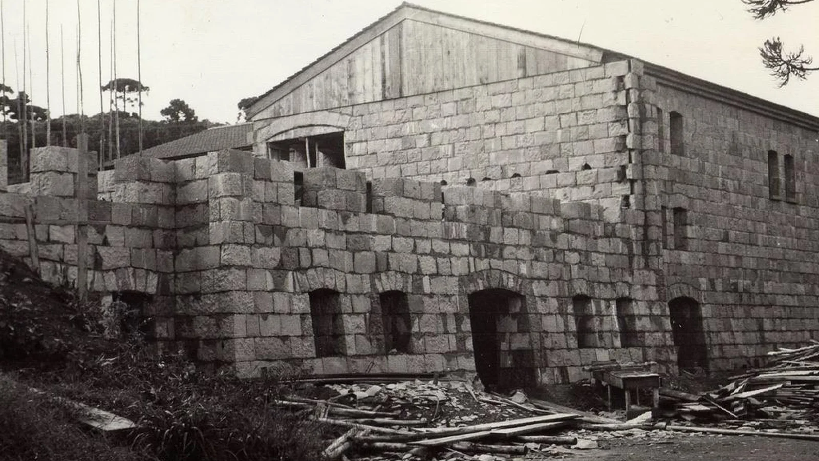 Construção do Castelo La Cave nos anos 1970